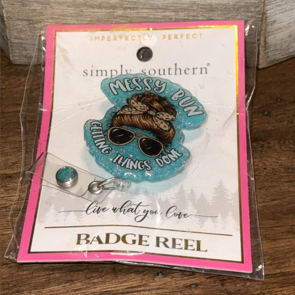 NWT SIMPLY SOUTHERN BADGE REEL / HOLDER MESSY BUN RETRACTABLE